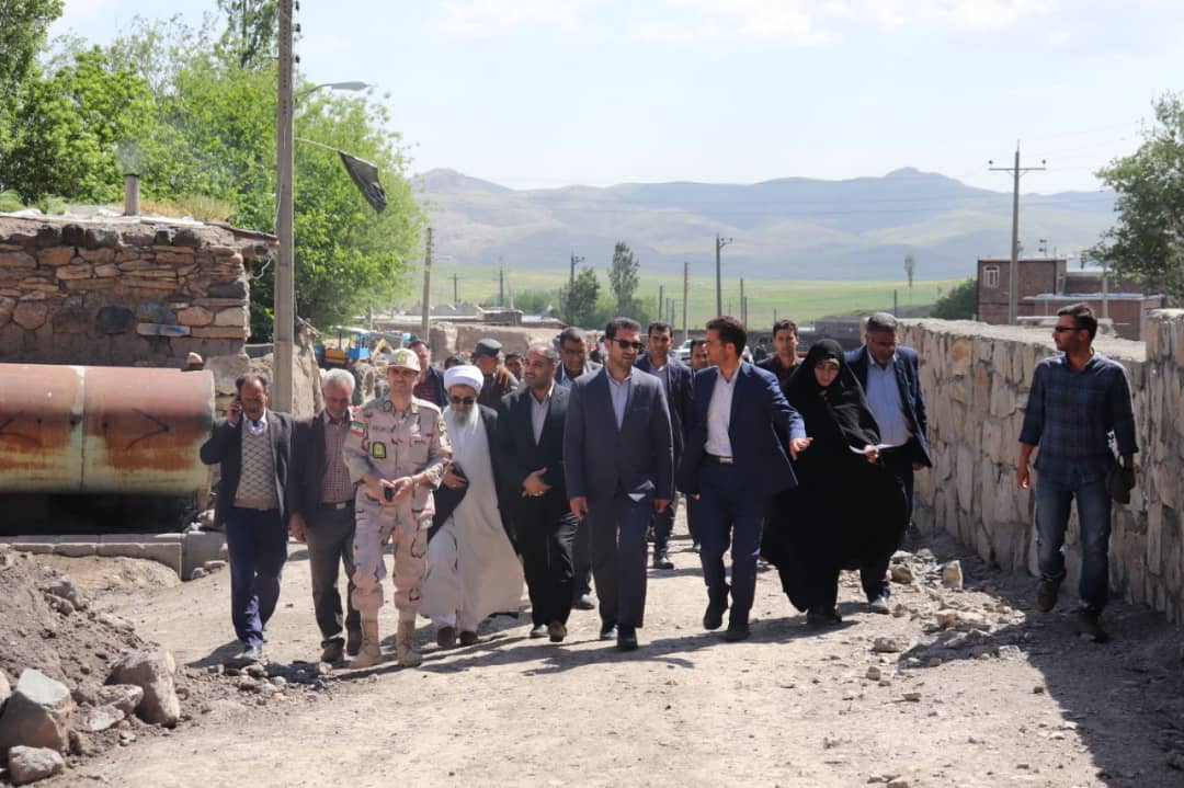 محمدرضا عبدالله نژاد فرماندار چالدران در روستای دلک وردی حضور یافت و ضمن دیدار با اهالی روستا از نزدیک از روند اجرایی احداث دیوارساحلی این روستا بازدید نمودند.