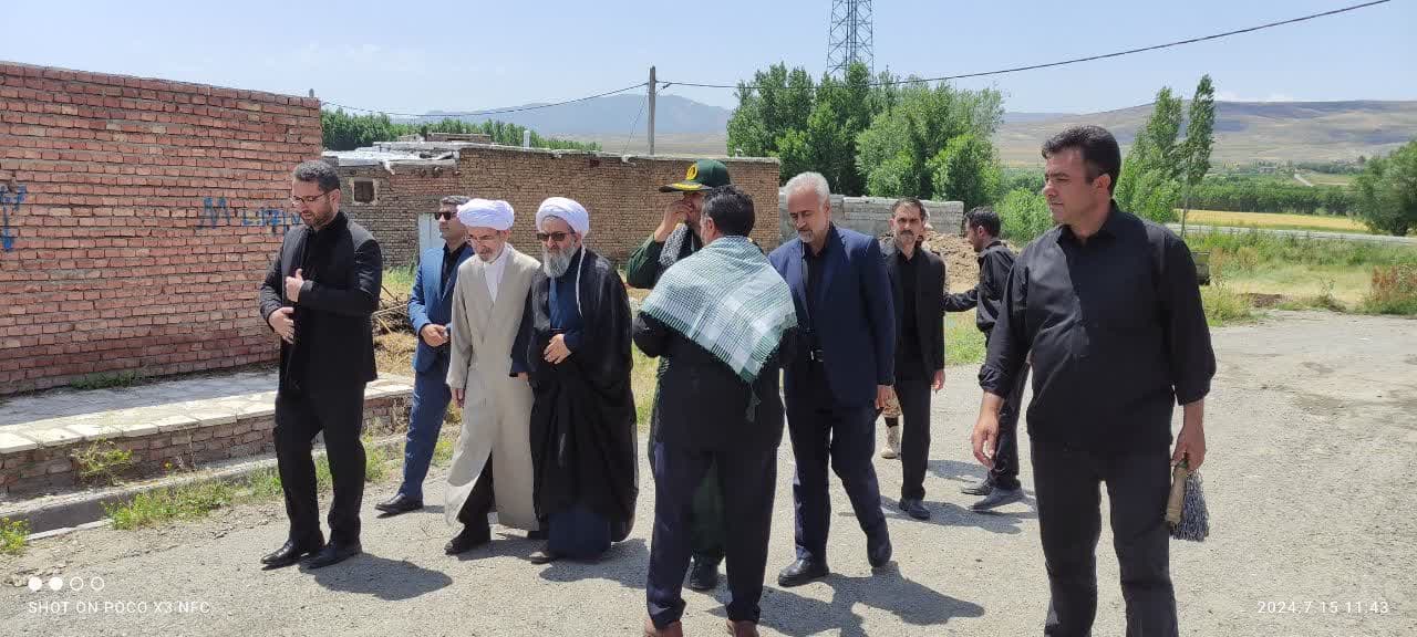 همزمان با تاسوعای حسینی محمد رضا عبداله نژاد فرماندار چالدران، به همراه امام جمعه محترم شهرستان و مسئولین شهرستانی با حضور در بین عزاداران روستای شادلوی سفلی بخش دشتک به عزاداری سید و سالار شهیدان پر