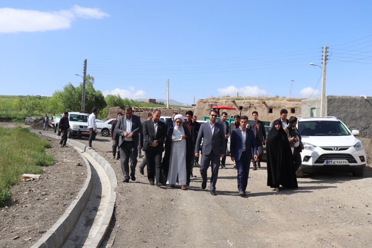 محمدرضا عبدالله نژاد فرماندار چالدران در روستای قهرمان کندی حضور یافت و ضمن دیدار با اهالی روستا از نزدیک از روند اجرایی طرح هادی این روستا بازدید نمودند.