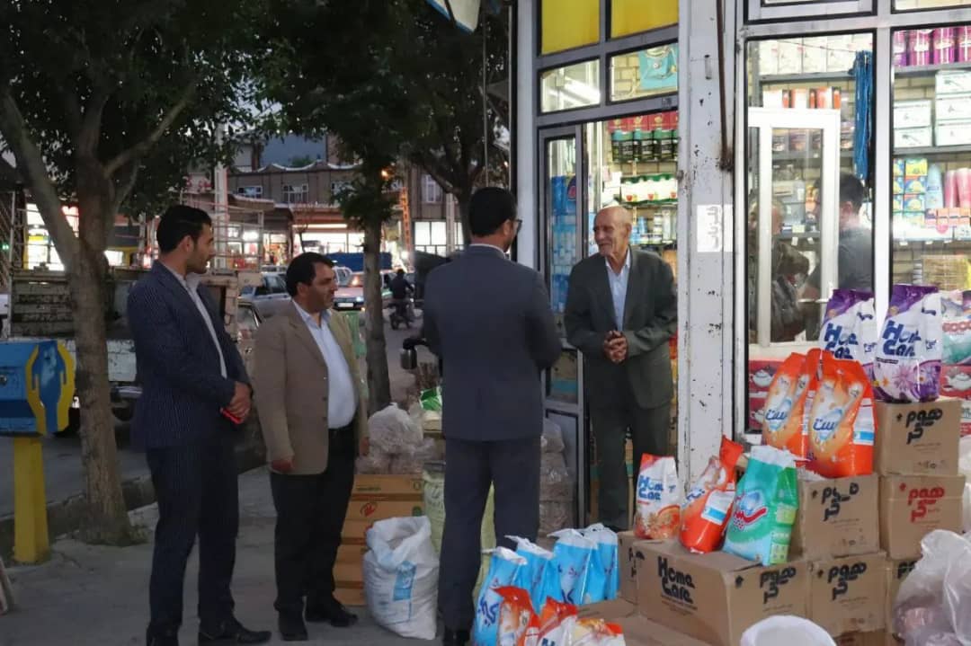 محمدرضا عبدالله نژاد فرماندار چالدران با هدف بررسی مسائل و مشکلات اصناف چالدران در بازار چالدران حضور یافت وبا تنی چند از اصناف این شهرستان به بحث و گفت و گو پرداخت.