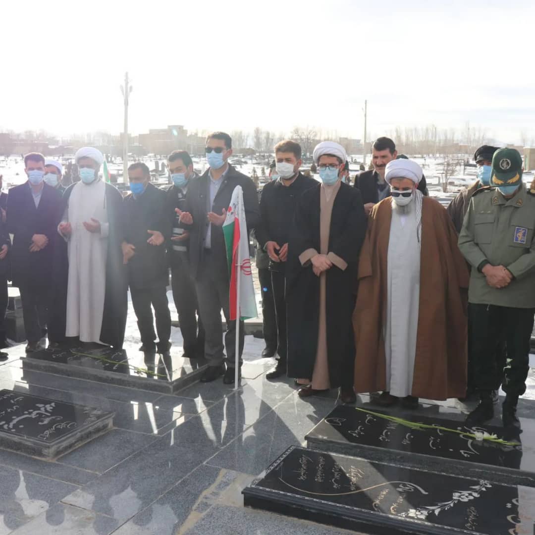 ✅در سومین روز از ایام الله دهه مبارک فجر باحضور عبدالله نژاد فرماندار شهرستان چالدران ،مراسم غبار روبی و عطر افشانی مزار شهدا در چالدران برگزار شد