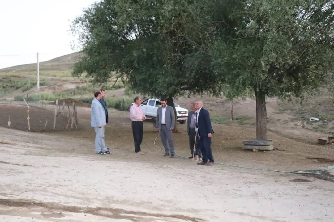 محمدرضا عبدالله نژاد فرماندارشهرستان چالدران در جهت بررسی مسائل و مشکلات روستای آغمزار از توابع بخش مرکزی این شهرستان در این روستا حضور یافت.