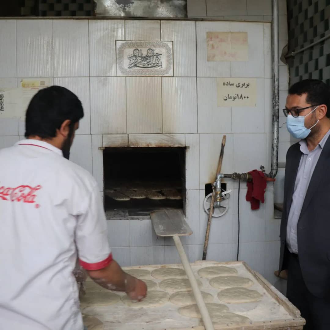 ✅ عبدالله نژاد فرماندار شهرستان با حضور در تعدادی از نانوایان چالدران از نزدیک نحوه عرضه نان در این نانوایان را مورد بررسی قرار داد.