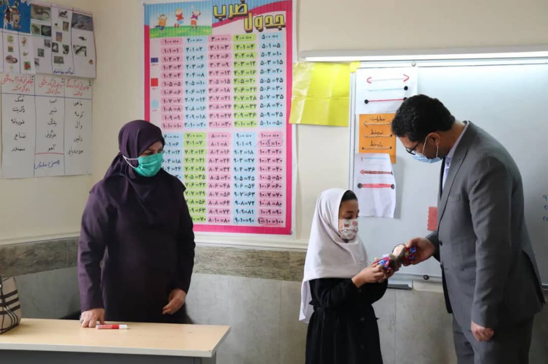 به مناسبت گرامی داشت  هفته معلم محمد رضا عبدالله نژاد فرماندارشهرستان چالدران در مدارس چالدران حضور یافت و ضمن تبریک هفته معلم  با  معلمان و دانش آموزان دیدار نمودند.