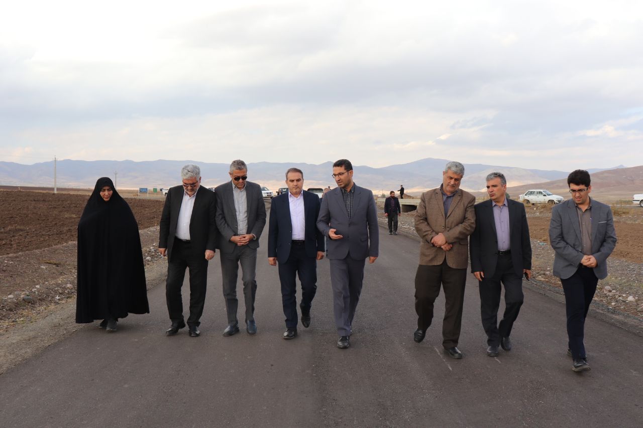 بازدید فرماندار از روند بهسازی و آسفالت ریزی روستای حالحال و جنگ تپه