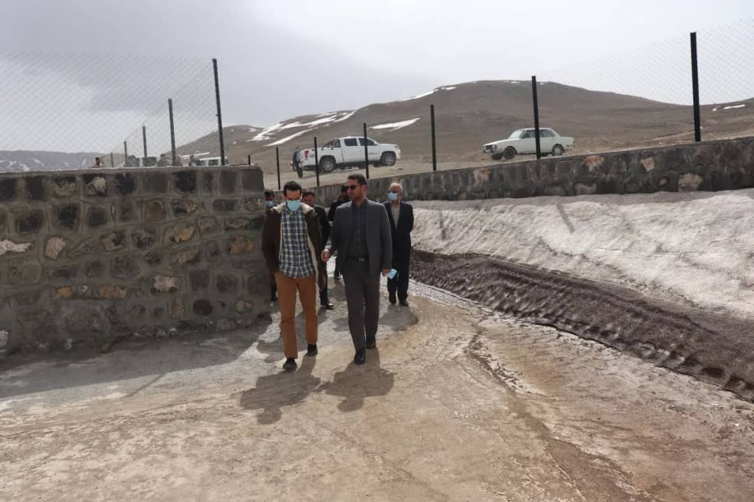 عبدالله نژاد فرماندارشهرستان چالدران به همراه دبیر نهاد پیشرفت و آبادانی چالدران از استخر ذخیره آب کشاورزی روستاهای تات کندی در چالدران بازدید کرد.