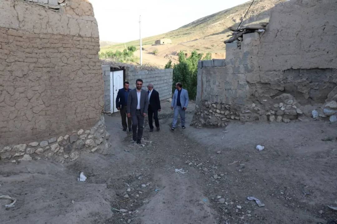 محمد رضا عبدالله نژاد فرماندارشهرستان چالدران در روستای شاه منصور از توابع بخش مرکزی این شهرستان حضور یافت و مسائل و مشکلات روستاییان را از نزدیک مورد بحث و بررسی قرار دادند.