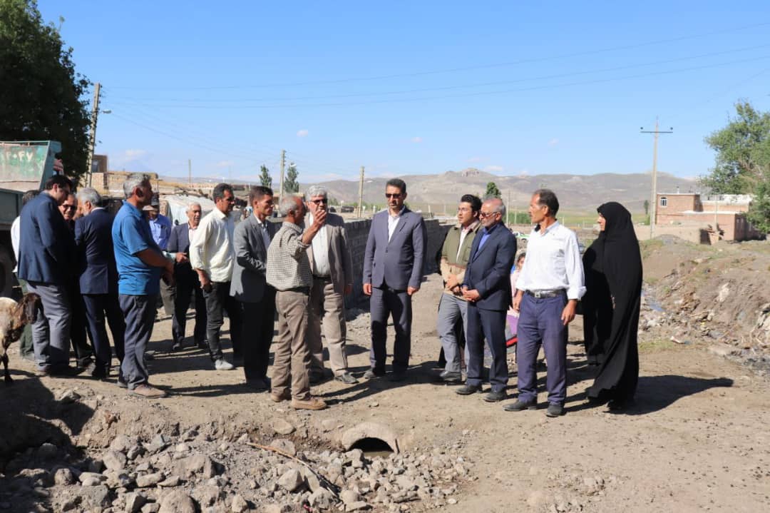 محمدرضا عبدالله نژاد فرماندار شهرستان چالدران به همراه نماینده مردم شهرستانهای ماکو، چالدران، شوط و پلدشت در مجلس شورای اسلامی از روند اجرایی طرح احداث دیوار ساحلی روستای دلک وردی بخش دشتک بازدید کرد