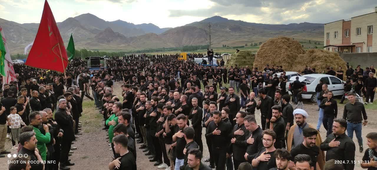 همزمان با تاسوعای حسینی محمد رضا عبداله نژاد فرماندار چالدران، به همراه امام جمعه محترم شهرستان و مسئولین شهرستانی با حضور در بین عزاداران روستای زاویه سفلی به عزاداری سید و سالار شهیدان پرداختند.