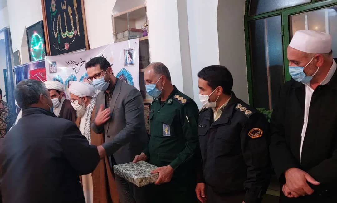 محمد رضا عبدالله نژاد فرماندار شهرستان چالدران ضمن شرکت در یادواره شهدای اهل تسنن  روستای مخور کرد مسائل و مشکلات  اهالی این روستا را مورد بحث و بررسی قرار داد.