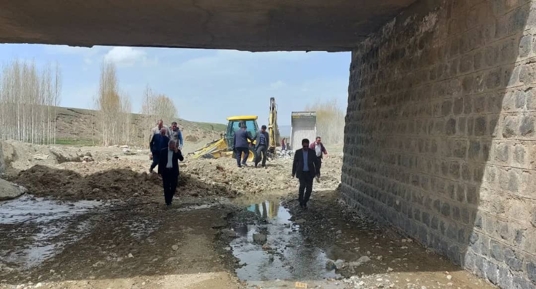 ✅ محمد رضا عبدالله نژاد فرماندار شهرستان چالدران به همراه معاونین خود با حضور در روستای قرخ بلاغ از نزدیک از مراحل عملیات اجرایی احداث پل قرخ بلاغ بازدید نمودند.
