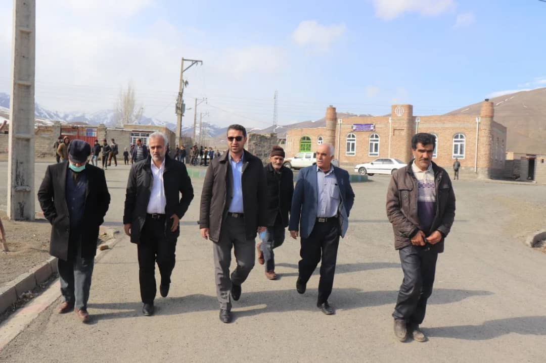 ✅عبدالله نژاد فرماندار شهرستان چالدران، با حضور در روستای شهرک مخور ضمن دیدار با اهالی روستا بازدید از نزدیک مسائل و مشکلات اهالی روستا را از نزدیک مورد بررسی قرار دادند.