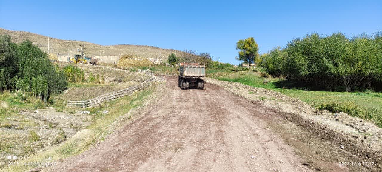 بازدید محمد رضا عبدالله نژاد فرماندار چالدران از روند بهسازی و آسفالت راه روستای علی آباد