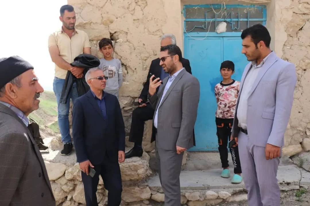 محمد رضا عبدالله نژاد فرماندار چالدران به همراه معاونین خود در روستای بایطمش این شهرستان حضور یافت و ضمن دیدار چهره به چهره مسایل و مشکلات روستاییان را از نزدیک مورد بحث و بررسی قرار داد.