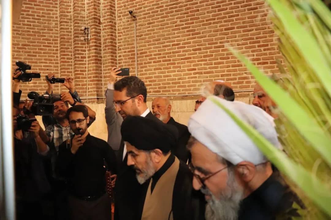 عطر افشانی و غبار روبی مزار سید صدرالدین