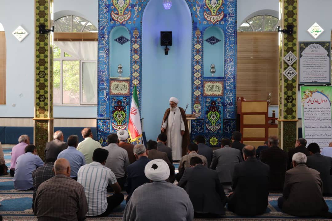 نماز با شکوه عید سعید قربان صبح یکشنبه 19 تیر ماه به امامت حجت الاسلام والمسلمین محمدزاده  امام جمعه چالدران و با حضور محمد رضا عبدالله نژادفرماندار شهرستان در مسجد صاحب الزمان این شهرستان  اقامه شد .