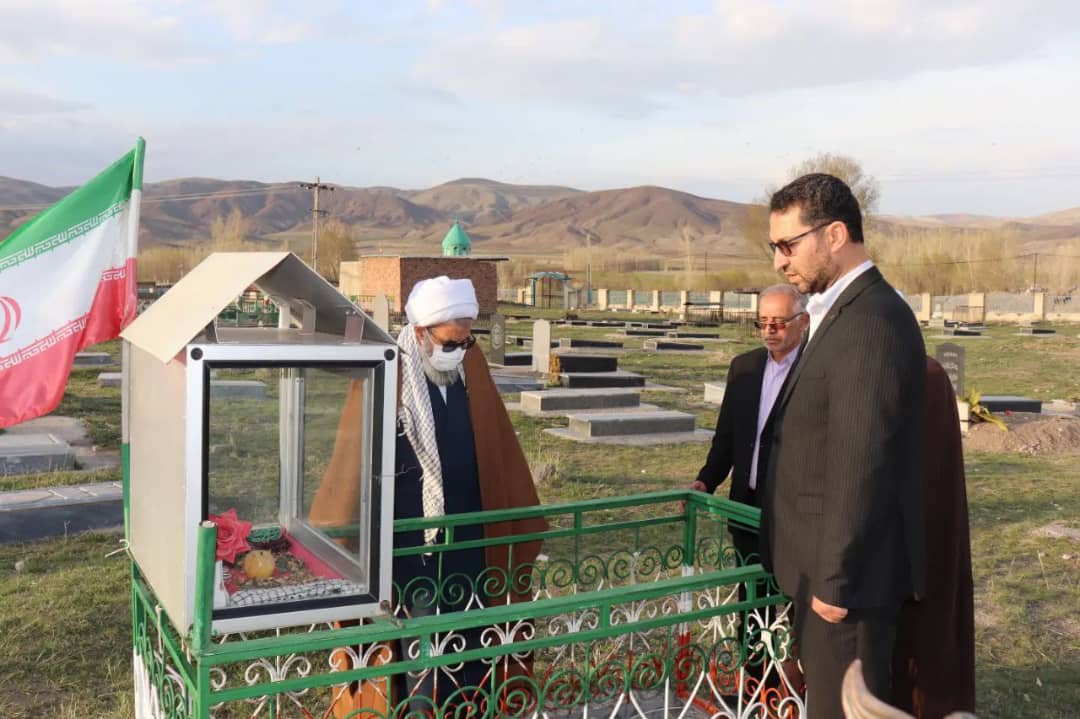✅محمد رضا عبدالله نژاد فرماندار شهرستان چالدران در مزار شهدای شهر آواجیق حضور یافت و با نثار فاتحه بر مقام شامخ شهدا و تجدید میثاق با آرمانهای آنان بر حفظ راه شهیدان تاکید کردند.