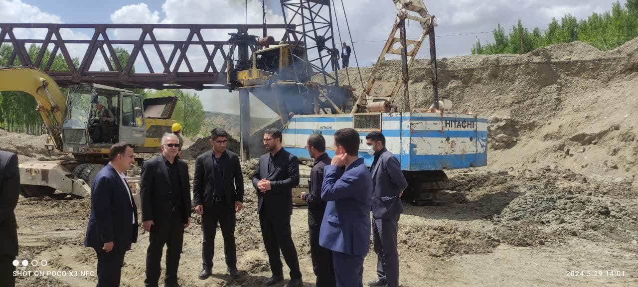 💢فرماندار چالدران از روند احداث پل قرخ بلاغ بازدید کرد ✍️به گزارش روابط عمومی فرمانداری چالدران محمد رضا عبداله نژاد فرماندار چالدران در این بازدید با اشاره به اینکه پل قرخ بلاغ در تابستان سال 14
