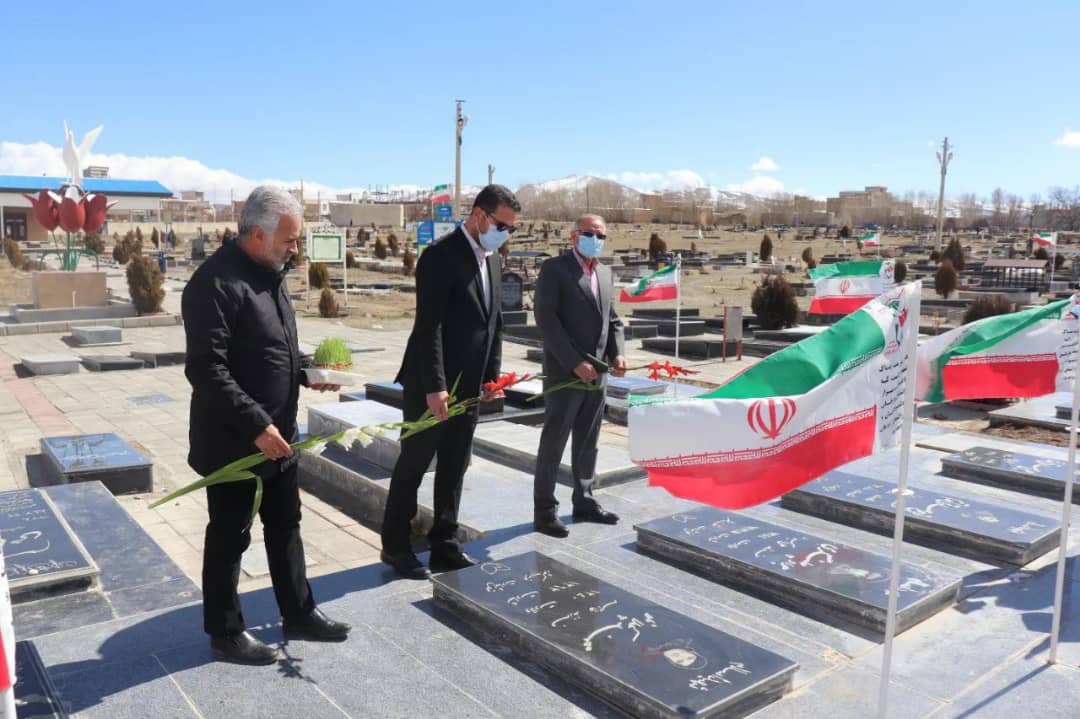 ✅در آستانه سالروز شهدا و پنجشنبه آخر سال عبدالله نژاد فرماندار شهرستان چالدران به همراه معاونین خود با حضور در مزار شهدای چالدران، با شهیدان بزرگوار تجدید بیعت نمودند.