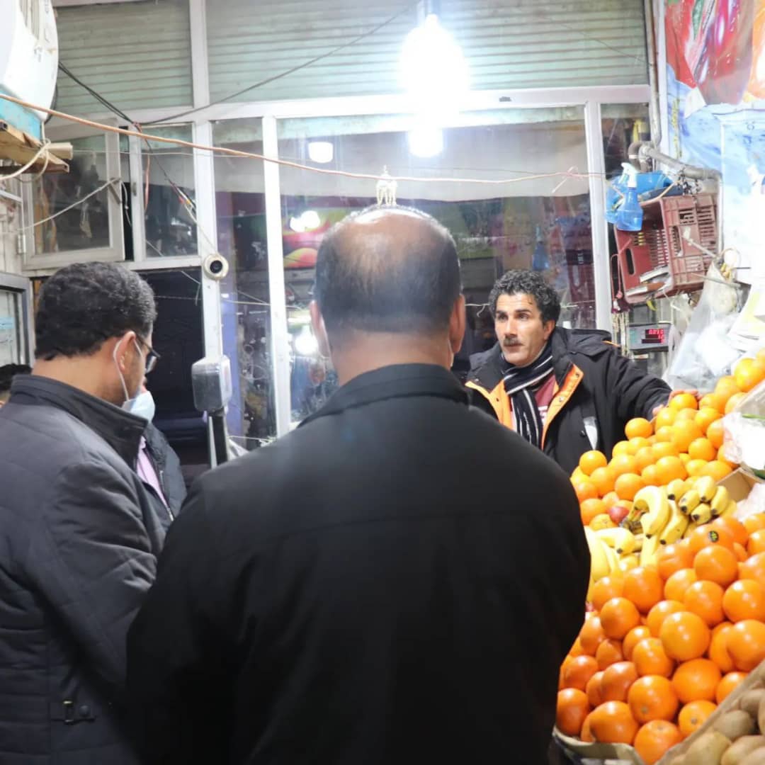 ✅عبدالله نژاد فرماندارشهرستان چالدران در راستای تنظیم بازار ضمن دیدار با بازاریان و میوه فروشان چالدران در یک دیدار صمیمی مسائل و مشکلات آنان را مورد بحث و بررسی قرار دادند.