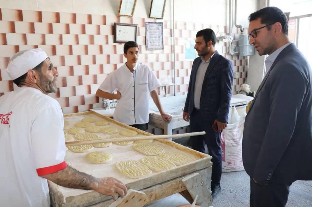 محمد رضا عبدالله نژاد فرماندار شهرستان چالدران به منظور رفع مشکلات کمی و کیفی و ساماندهی آرد و نان نانوایی ها به صورت سرزده از چند واحد نانوایی در سطح شهر بازدید کرد.