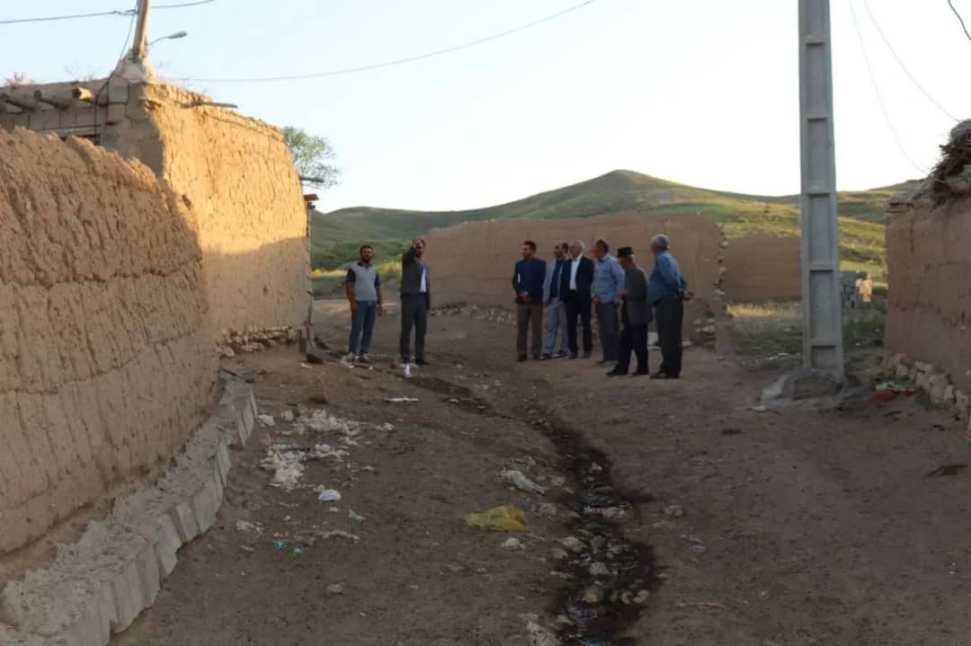 محمد رضا عبدالله نژاد فرماندارشهرستان چالدران در روستای شاه منصور از توابع بخش مرکزی این شهرستان حضور یافت و مسائل و مشکلات روستاییان را از نزدیک مورد بحث و بررسی قرار دادند.