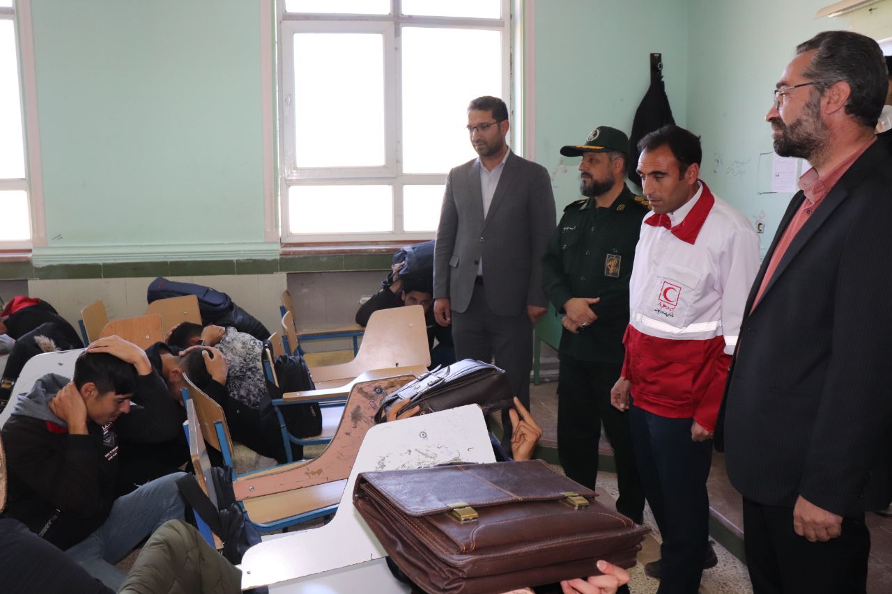 برگزاری مانور زلزله در مدارس با حضور فرماندار و مسئولین شهرستانی
