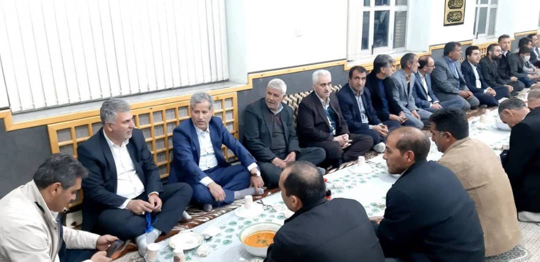 به گزارش روابط عمومی فرمانداری چالدران، همزمان با ایام الله ماه مبارک رمضان مراسم جشن گلریزان با حضورمحمد رضا عبدالله نژاد فرماندارشهرستان چالدران در حسینیه غربای چالدران برگزار شد.